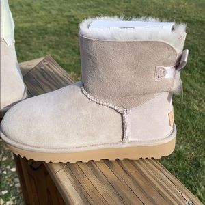 NIB Ugg with mini bailey bow